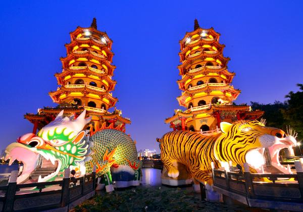 ζ¤Î¸ý¤¬Æþ¸ý¡¢¸×¤Î¸ý¤¬½Ð¸ý¤Ë¤Ê¤Ã¤¿Î¶¸×Åã¤Ï¡¢1976ǯ¡¢½Õ½©³Õ¤«¤éÌó700¥á¡¼¥È¥ë¤Î¤È¤³¤í¤Ë·ú¤Æ¤é¤ì¤¿Åã¤Ç¤¹¡£³°´Ñ¤ÏÀ¸¤À¸¤¤ÈÌöư´¶¤Ë¤¢¤Õ¤ì¡¢ÅãÆâ¤Ë¤ÏζÅã¤ÎÊý¤ËÃæ¹ñ¿Í¤¬¿Æ¹§¹Ô¤ÎÌÏÈϤÈǧ¤á¤ë¡ÖÆó½½»Í¹§»Ò¡×¤ä°¿Í¤¬ÃϹö¤Ç¼õ¤±¤ë¡ÖïåËâÂ粦¿³È³·º¿Þ¡×¤Ê¤É¤Î³¨¤¬¡¢¸×Åã¤ÎÊý¤Ë¡Ö½½Æó¸»Î¡×¤äÅ·¹ñ¤ÎÀ¤³¦¤òÉÁ¤¤¤¿¡Ö½½Å¶̹ÄÂçÄë»°½½Ï»µÜ¾¿Þ¡×¤Ê¤É¤Î³¨¤¬¾þ¤é¤ì¤Æ¤¤¤Þ¤¹¡£¡ã¼Ì¿¿Äó¶¡¡§ÂæÏѴѸ÷Ä£¡¦ÂæÏѴѸ÷¶¨²ñ¡ä