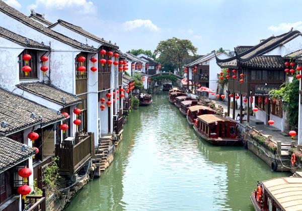 「東洋のヴェネツィア」と称される美しい街・中国の蘇州。世界遺産の水陸城門遺跡「盤門」や街中に流れる「京杭大運河」など、水の都ならではの情緒たっぷりの景色が魅力です。また三国志好きにはたまらない呉の孫権とも係る「瑞光塔」や「呉門橋」など蘇州らしい風景を観賞します。