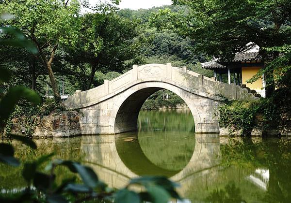 無錫の太湖周辺には、有名な庭園があり、多くの皇帝がこれらの庭園を模して造園してきたと言われています。また運河の岸には旧市街地が保存されていて、ノスタルジックな風景を楽しめます。豊かな土地であることから、中国の観光地の中でも非常に治安が良い都市です。