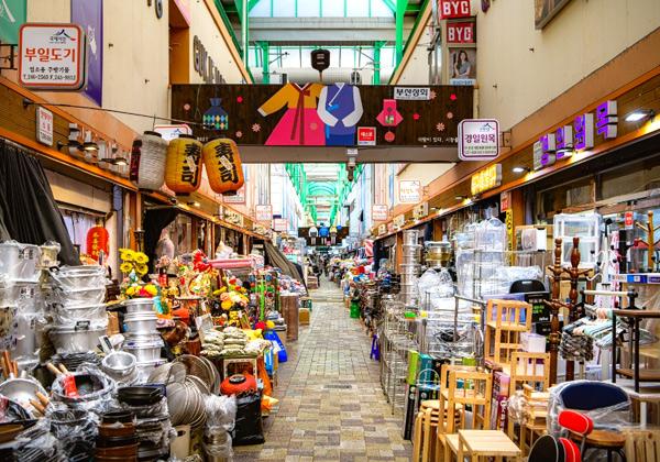 ̱˷礫ʤ仨ߡŻʡȶ񡢹ʤɤ̾ʪԾֹݻԾפ7,500ڤۤɤιѤؤꡢ1,200ΤŹϢͤƤޤԸŹ䥢꡼ŹŹϸҤǤʤ⳰¿δѸҤäƤޤ椬Ω¤֡ʿȥԾפ⤹٤ˤꥰڤޤ