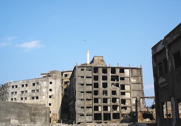 最盛期には約6,300人もの人々が暮らし、東京の9倍以上で日本一の人口密度を誇っていた当時の栄華が偲ばれる軍艦島は一見の価値あり!(※イメージ)