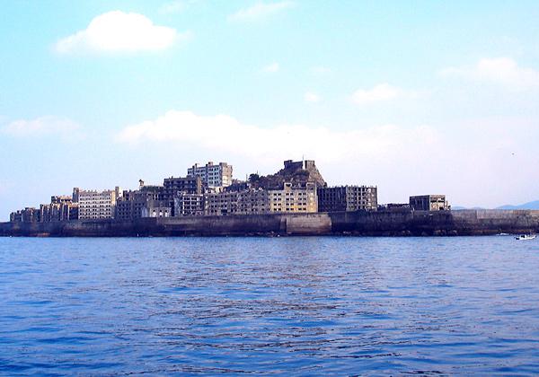 見れば見るほど今にも動き出しそうなその姿!「九州・山口の近代化産業遺産群」の構成資産の1つとして世界遺産に登録された軍艦島「端島」へ上陸観光!(※イメージ)