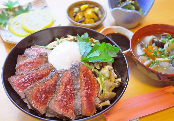 <お品書き> ･阿蘇あか牛丼(約120g) ･からし蓮根 ･漬物 ･ミニだんご汁 ･小鉢 ･ソフトドリンクバー　全6品（※料理イメージ）