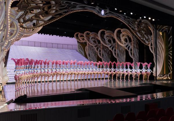 【宙組】宝塚大劇場・東京宝塚劇場での全組通年公演を実現させるために1998年に新設。当時、月組だった姿月あさとさんを中心に、各組から選りすぐったメンバーで結成されました。