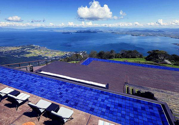 ڤӤХХ쥤ƥ饹ɸ1,100m˰֤į˾˭ʥƥ饹ܰΤӤФʷʿĤˤϥƥ饹ΥܥŪ[Grand Terrace]̸Ф˾[North Terrace]ꡢ줾֤䤫ʿפȿӤ䤫ʥåɥǥåäƤޤ©Τ褦ʷʿͺʸФ㲼ˡեǤĤäȻ̤ʤҤȤȤ(̿󶡡ӤХХ쥤 ©Alpina BI Co., Ltd. All Rights Reserved.)