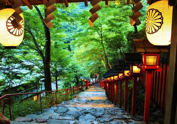 µ®Á¥¿À¼Ò¤ÎºÇÂç¤ÎÆÃħ¤Ï¡¢¿å¤Î¿ÀÍͤò㫤ëÁíËܵܤȤ·¤Æ¤Î°ÌÃ֤Ť±¤Ç¤¹¡£¿å¸»¤ò¼é¤ë¿À¤È¤·¤ÆÄ«Ä¤é¹â¤¤¿ò·É¤ò¼õ¤±¡¢Æü¾È¤ê¤äű«¤Î¤È¤¤Ë¤Ïµ§±«¡¦µ§À²¤Îµ·¼°¤¬¹Ô¤ï¤ì¤Æ¤¤¤Þ¤·¤¿¡£¤³¤Îµ·¼°¤Ë¤Ï¹õÇÏ¡¢µ§À²¤Îµ·¼°¤Ë¤ÏÇòÇϤ«ÀÖÇϤ¬ÊôǼ¤µ¤ì¤Æ¤¤¤Þ¤·¤¿¤¬¡¢¸å¤ËÇϤ㨤òÉÁ¤¤¤¿¡ÖÈÄΩÇϡסʤ¤¤¿¤¿¤Æ¤¦¤Þ¡Ë¤òÊôǼ¤¹¤ë·Á¤ËÊѤï¤ê¡¢¤³¤ì¤¬¸½ºß¤Î¡Ö³¨Çϡפε¯¸»¤Ë¤Ê¤Ã¤¿¤È¤µ¤ì¤Æ¤¤¤Þ¤¹¡£