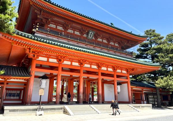 ¸«¾å¤²¤ë¤è¤¦¤ÊÂ礤µ¤ÎÂçÄ»µï¡Ê¹â¤µ24.4m¡Ë¤«¤é»²Æ»¡¢¼ÒŤؤȡ¢²¦Ä«»þÂå¤Î²Ú¤ä¤«¤µ¤¬·°¤ëÊ¿°Â¿ÀµÜ¤ÏÌÀ¼£28ǯ¡Ê1895ǯ¡Ë¤ËÊ¿°Â·úÅÔ1100ǯ¤òµÇ°¤·¤Æ·ú¤Æ¤é¤ì¤Þ¤·¤¿¡£Á¯¤ä¤«¤Ê¼ë¿§¤ÈÎФËÅɤê¤ï¤±¤é¤ì¤¿¼ÒŤϡ¢Ê¿°ÂµþÂçÆâ΢¤ÎÀµÄ£¤ò8ʬ¤Î5¤Ë½Ì¾®¤·¤¿¤â¤Î¤Ç¤¹¡£¼ÒŤμþ¤ê¤Ë¹¤¬¤ë¹Âç¤Ê¿À±ñ¡Ê¹ñ¤Î̾¾¡Äí±à ¢¨Æþ±à¤Ï³Æ¼«Ê§¤¤¡Ë¤Ï¡¢Åì¿À±ñ¡¦Ãæ¿À±ñ¡¦À¾¿À±ñ¡¦Æî¿À±ñ¤Î4¤Ä¤«¤é¤Ê¤ê¡¢»Íµ¨ÀÞ¡¹¤ËºÌ¤ê¤òꤍ¤Æ¤¤¤Þ¤¹¡£