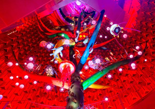 1970ǯÂçºåËüÇî¤Î¾Ýħ¡ÖÂÀÍÛ¤ÎÅã¡×¡£¤½¤ÎÆâÉô¤Ï¡¢À¸Ì¿¤ÎÎ϶¯¤µ¤òÂδ¶¤Ç¤¤ë¿ÀÈëŪ¤Ê¶õ´Ö¤Ç¤¹¡£ºÇÂç¤Î¸«¤É¤³¤í¤Ï¡¢¹â¤µÌó41¥á¡¼¥È¥ë¤Ë¤ª¤è¤ÖµðÂç¤Ê¥ª¥Ö¥¸¥§¡ÖÀ¸Ì¿¤Î¼ù¡×¡£¸¶À¸À¸Êª¤«¤é¿ÍÎà¤ÎÃÂÀ¸¤Þ¤Ç¡¢À¸Ì¿¤Î¿Ê²½¤Î²áÄø¤¬56ÂΤâ¤ÎÌÏ·¿¤Ç¥É¥é¥Þ¥Á¥Ã¥¯¤Ëɽ¸½¤µ¤ì¤Æ¤¤¤Þ¤¹¡£Åö»þ¤ÎÇ®¶¸¤òº£¤ËÅÁ¤¨¤ëÁ¯¤ä¤«¤ÊÀÖ¿§¤Î¶õ´Ö¤Ç¡¢²¬ËÜÂÀϺ¤¬¹þ¤á¤¿¡ÖÀ¸Ì¿¤Îº¬¸»Åª¤Ê¥¨¥Í¥ë¥®¡¼¡×¤òÈ©¤Ç´¶¤¸¤é¤ì¤ëµ®½Å¤ÊÂ賤¬ÂԤäƤ¤¤Þ¤¹¡£¡Ê¼Ì¿¿Äó¶¡¡§ÂçºåÉÜ¡Ë