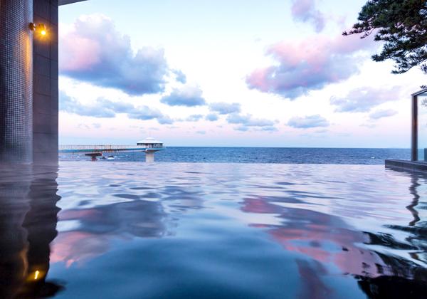 ����ͤ������ʤ˰��֤����SHIRAHAMA KEY TERRACE HOTEL SEAMORE�פǤϡ����դ��Τ�갦�����̾�����Ͳ����򡢤��ξ�ʤ������ȤȤ�˴�ǽ���������ޤ��������̥�Ϥϡ����̤����ˤγ����Ϥ��礦�褦�˷Ҥ��륤��ե��˥ƥ�Ϫŷ��Ϥ���פ��ΤΤʤ���ѥΥ�ޤ��ܤ����˹����ꡢͼ��ˤ϶��ȳ������������ޤ�椯�ɥ�ޥ��å�����ʤ���ޤ�ޤ����Ȳ���ֶ��ʹ���ʤ��顢���Ȥ�����������ʡ������ߤ򤪳ڤ��ߤ����������ʲ����󶡡�HOTEL SEAMORE��