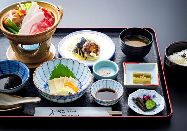 ご昼食は「山里料理いそべ」にて、冬の味覚を贅沢に味わう特製のお膳をご用意。メインの「ぼたん鍋」は美山産の天然猪肉を使用し、噛むほどに広がる上質な脂の旨みとお出汁の深みが体を芯から温めます。さらに、美山産大豆の旨みが詰まった繊細な湯葉刺しをはじめ、地元野菜の天ぷらや自家精米コシヒカリのご飯など、美山の恵みを一膳に凝縮。素材本来の味わいを存分に楽しめる、心もお腹も満たされる至福のひとときをお届けします。(画像提供:山里料理いそべ)
