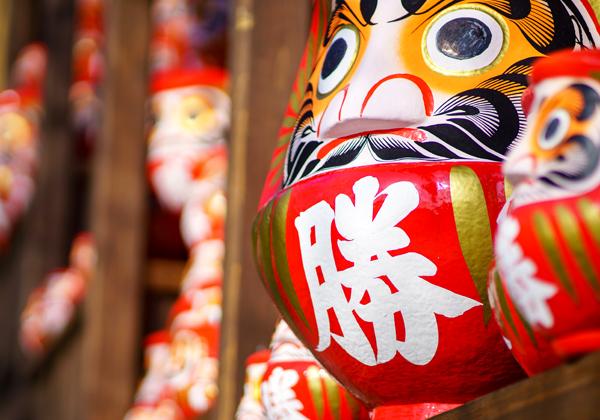 勝運の寺として全国にその名を知られる高野山真言宗の古刹「勝尾寺」。境内のあちこちには、成就を感謝して奉納された無数の「勝ちダルマ」が並び、圧巻の光景が広がります。古くから歴代の将軍や武将も勝運を祈念したと伝えられ、現在も新春の願掛けや勝負運、開運を願う多くの参拝客が訪れます。一年の始まりに良きご縁と勝運を授かり、心新たに前向きな一歩を踏み出すのにふさわしい名刹です。(画像提供:勝尾寺)