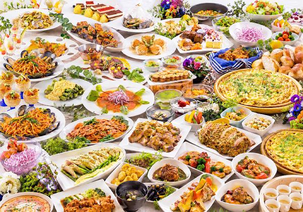 イタリアンから和食、エスニック、中華にスイーツまで100種類以上の料理が一度に堪能できる【ワールドビュッフェ】の昼食付♬(※バイキングの料理イメージ / バイキングの料理内容は出発日及び仕入れ状況により変更になる場合があります)