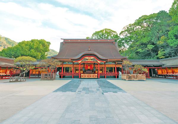 124年ぶりの大改修が約3年間に渡って行われ、お化粧直しを終えて鮮やかさを取り戻した太宰府天満宮の御本殿へ幸先詣をどうぞ♬(イメージ / 写真提供:太宰府天満宮)