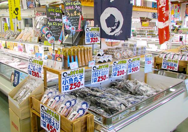 地元の海産物が所狭しと置かれる市場でお買物も!
