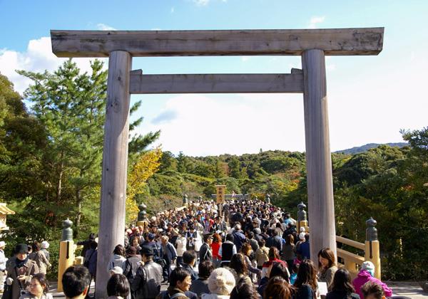 新春の清らかな光に満ちあふれる伊勢神宮は、古来より日本人の心のふるさととして親しまれる最高峰の聖地です。まずは衣食住や産業の守り神である豊受大御神を祀る外宮を訪れ、新年の平穏と恵みに感謝を捧げます。続いて日本の総氏神である天照大御神を祀る内宮へ。宇治橋を渡り、神域の深い森と清流・五十鈴川のせせらぎに身を委ねながら、新たな一年の無事と実り多き飛躍を祈願する、厳かな新春の参拝が叶います。(画像提供:(C)伊勢志摩観光コンベンション機構)