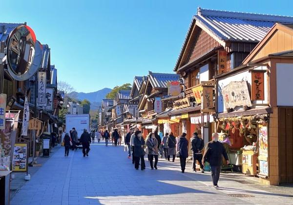 内宮の鳥居前町として賑わう「おはらい町」は、切妻・入母屋造りの風情ある町並みが続く人気スポットです。名物の伊勢うどんやてこね寿司などの郷土料理はもちろん、焼きたての餅や練り物、和スイーツなどの食べ歩きグルメも充実。老舗のお土産店や伝統工芸品を扱うショップを覗きながら、江戸時代の参詣客気分で自由な昼食と散策を存分にお楽しみいただけます。活気あふれる門前町で素敵なひとときをお過ごしください。(画像提供:(C)伊勢志摩観光コンベンション機構)